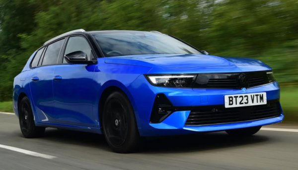 Комбито на немската марка е по пътищата от десетилетия, но сега за първи път, можете да имате напълно електрически вариант. Electric предлага същия привлекателен външен вид като своя събрат с ДВГ. Но идва с допълнителен бонус от нулеви емисии, по-ниски експлоатационни разходи, до 410 километра заявен пробег на батерията. И най-важното от всичко - 516 литра багажно пространство.

Astra вече не е особено евтина кола, позната от шофьорския фолклор. Но предимството е, че дори базовите модели получават прилична порция стандартен комплект, включително лети джанти, автоматично LED осветление, обичайните свързаности и круиз контрол. 